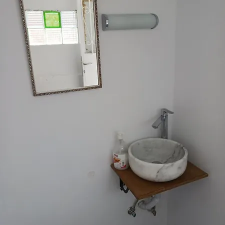 Célestine Nyaraló *